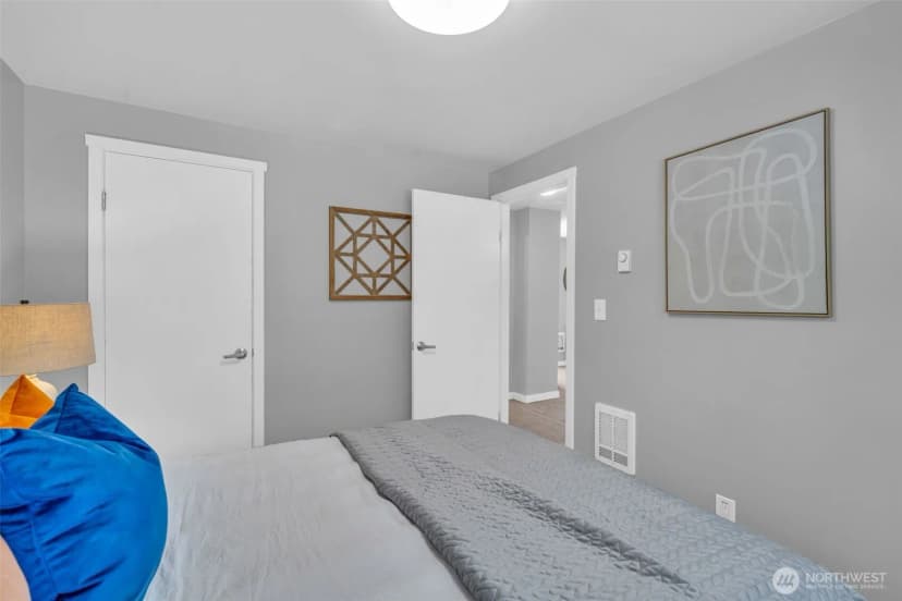 Property photo for 10237 31st Avenue Sw, Seattle photo 11