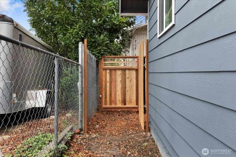 Property photo for 10439 17th Avenue Sw, Seattle photo 25