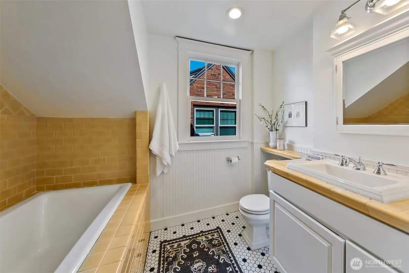 Property photo for 3879 44th Avenue Ne, Seattle photo 21