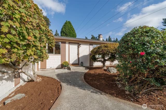 Property photo for 12244 Ne 136th Place, Kirkland photo 2