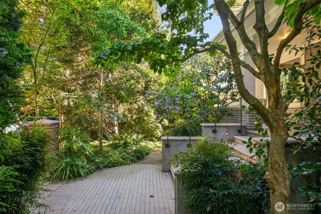 Property photo for 1065 Summit Avenue E, Seattle photo 3