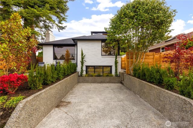 Property photo for 5946 39th Avenue Sw, Seattle photo 3