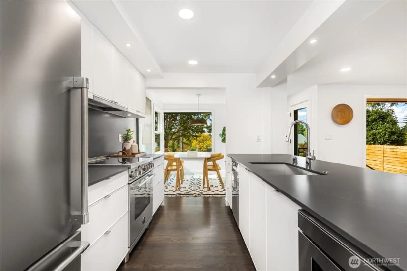 Property photo for 5946 39th Avenue Sw, Seattle photo 11