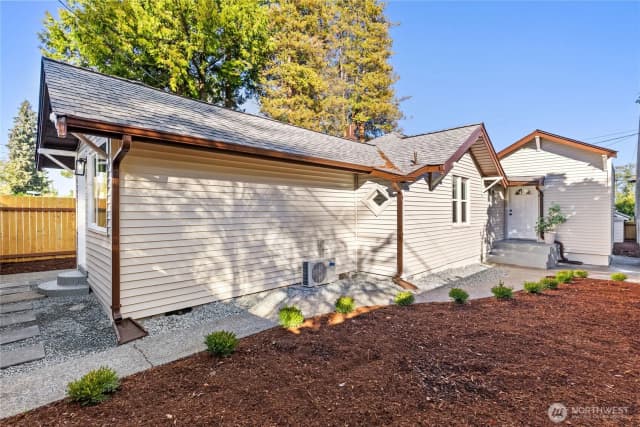 Property photo for 7310 Sw 35th Avenue, Seattle photo 2