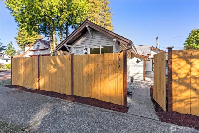 Property photo for 7310 Sw 35th Avenue, Seattle