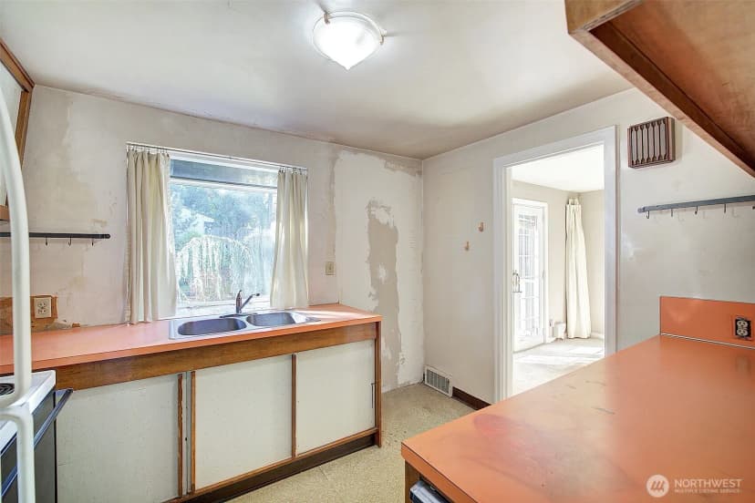 Property photo for 2303 Ne 95th Street, Seattle photo 14