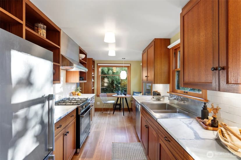 Property photo for 917 Broadway E, Seattle photo 12