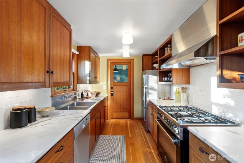 Property photo for 917 Broadway E, Seattle photo 11