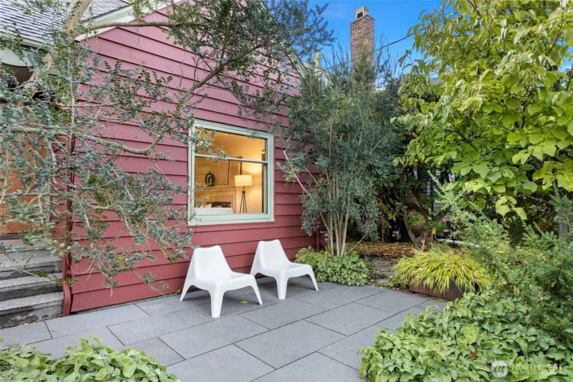 Property photo for 917 Broadway E, Seattle photo 3