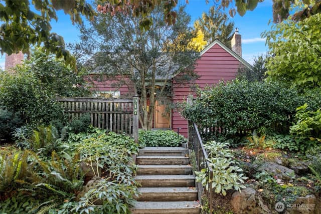 Property photo for 917 Broadway E, Seattle photo 2