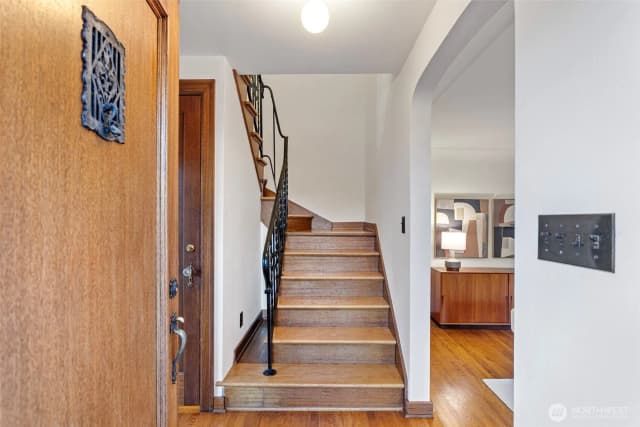 Property photo for 917 Broadway E, Seattle photo 5