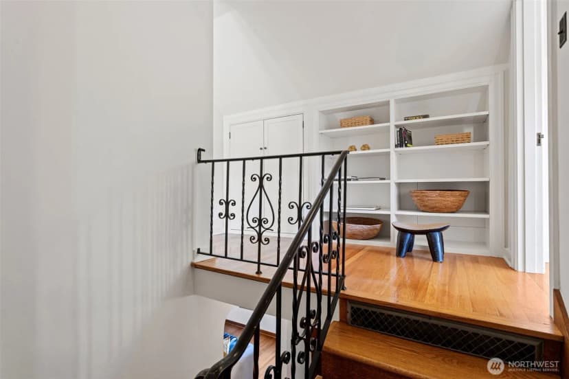 Property photo for 917 Broadway E, Seattle photo 17
