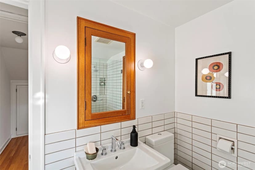 Property photo for 917 Broadway E, Seattle photo 24