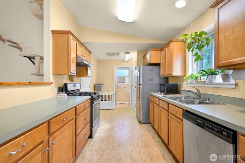 Property photo for 1020 E Rio Vista Avenue, Burlington photo 12