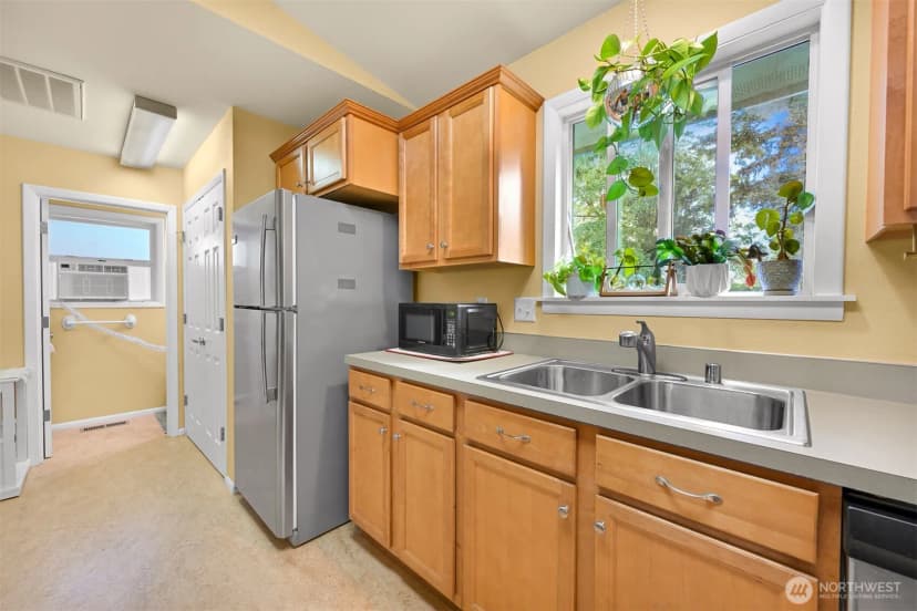 Property photo for 1020 E Rio Vista Avenue, Burlington photo 17