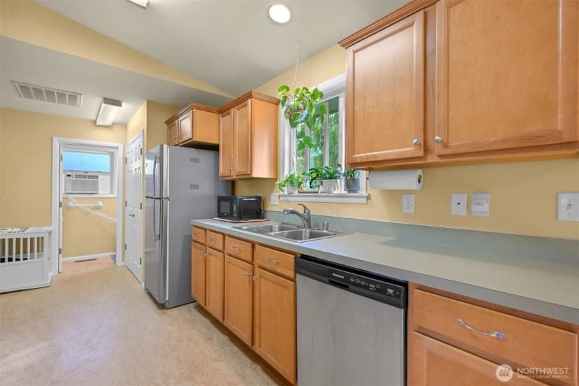 Property photo for 1020 E Rio Vista Avenue, Burlington photo 13