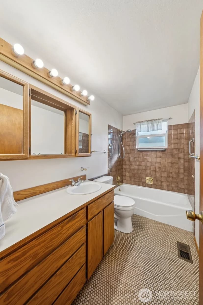 Property photo for 1015 E Chicago Street, Kent photo 16