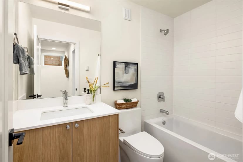 Property photo for 10817 11th Avenue Ne #b, Seattle photo 12