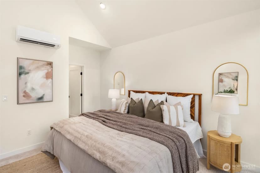 Property photo for 10817 11th Avenue Ne #b, Seattle photo 14