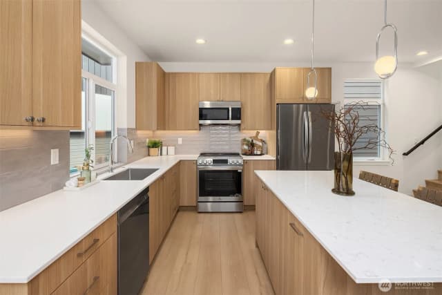 Property photo for 10817 11th Avenue Ne #b, Seattle photo 5
