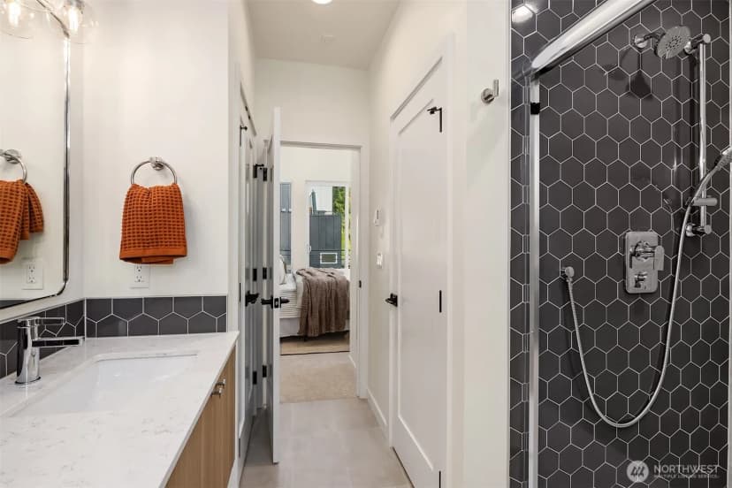 Property photo for 10817 11th Avenue Ne #b, Seattle photo 17