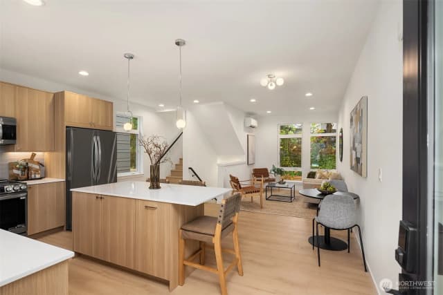 Property photo for 10817 11th Avenue Ne #b, Seattle photo 4