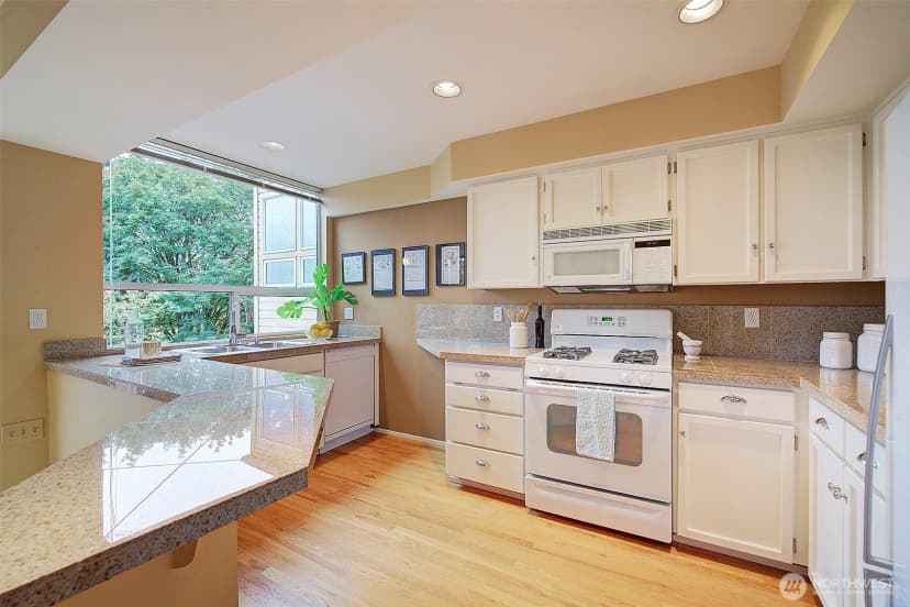 Property photo for 214 31st Avenue S, Seattle photo 6