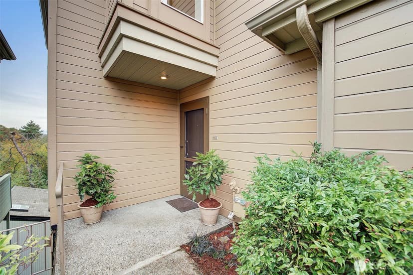 Property photo for 214 31st Avenue S, Seattle photo 2