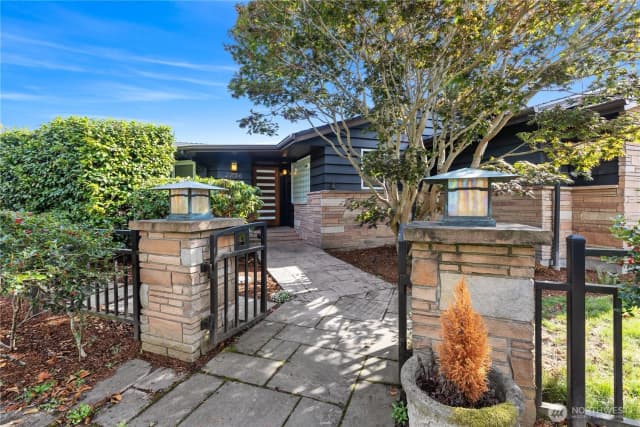 Property photo for 2236 Viewmont Way W, Seattle photo 2