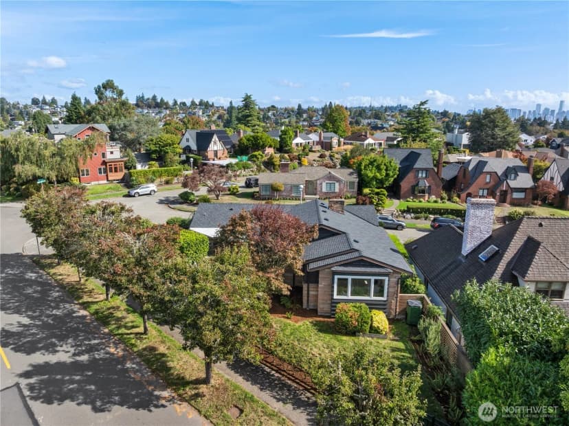 Property photo for 2236 Viewmont Way W, Seattle photo 3