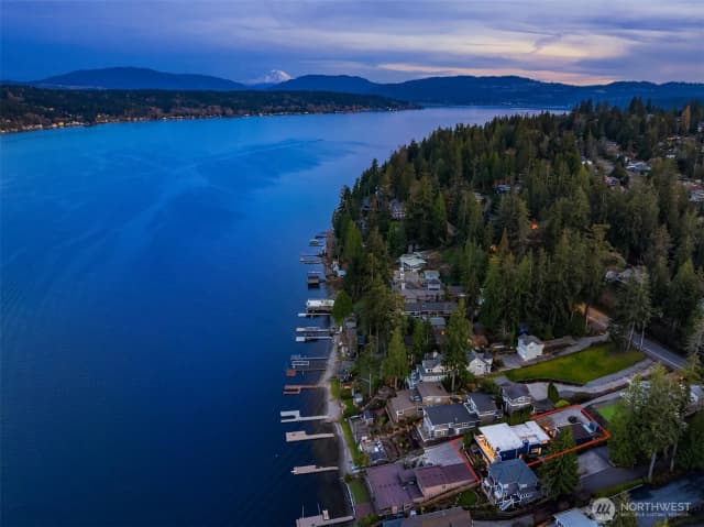 Property photo for 2452 W Lake Sammamish Parkway Ne, Redmond