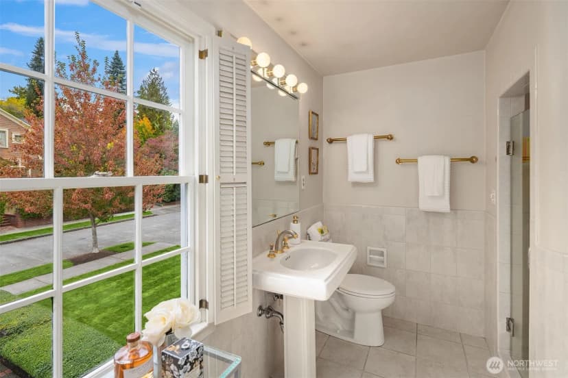 Property photo for 5525 Ne Penrith Road, Seattle photo 27