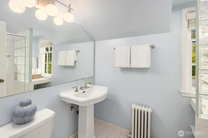 Property photo for 5525 Ne Penrith Road, Seattle photo 21