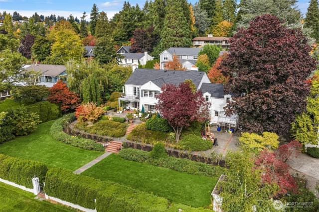 Property photo for 5525 Ne Penrith Road, Seattle photo 2