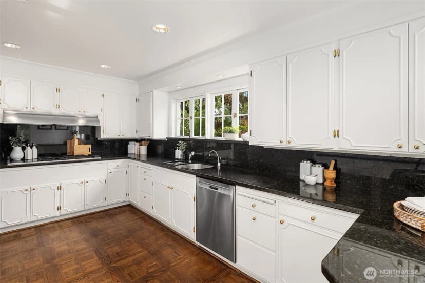 Property photo for 5525 Ne Penrith Road, Seattle photo 14