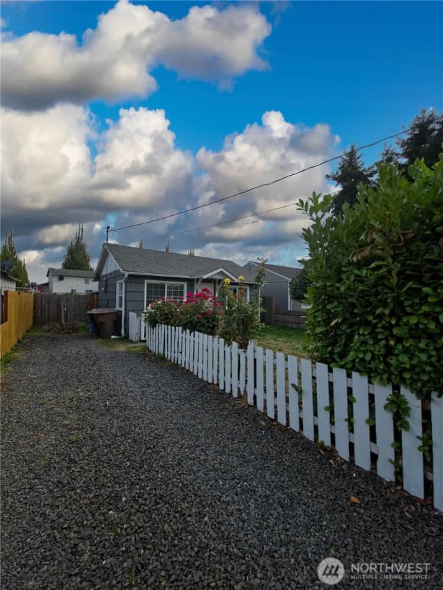Property photo for 212 Douglas Street, Longview photo 2