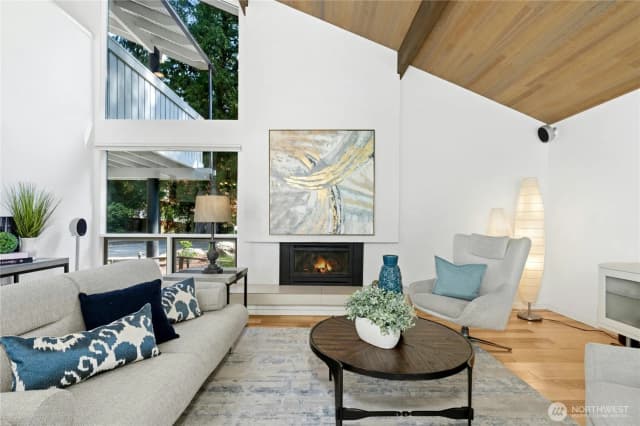 Property photo for 21010 Ne 33rd Place, Sammamish photo 3