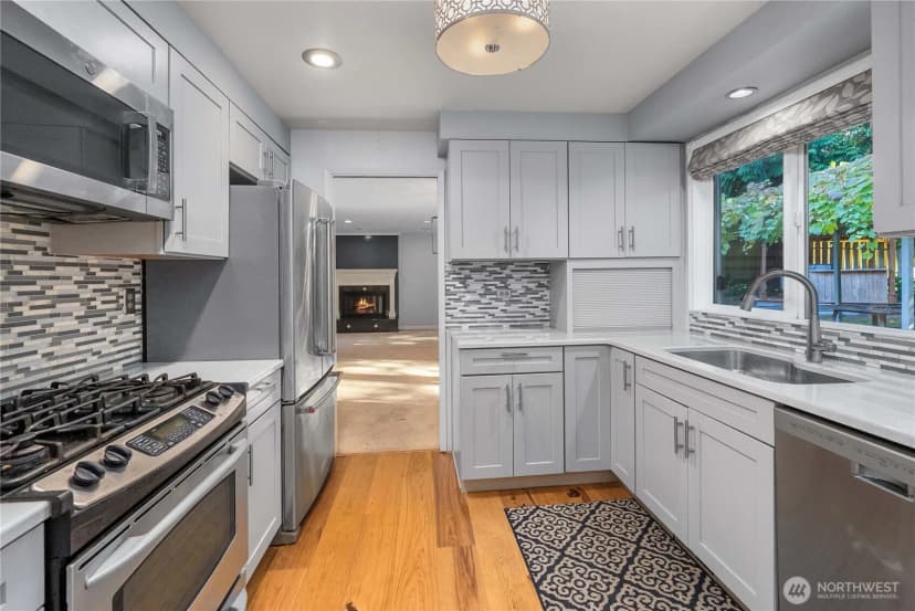 Property photo for 6529 Arrowhead Drive Ne, Kenmore photo 7