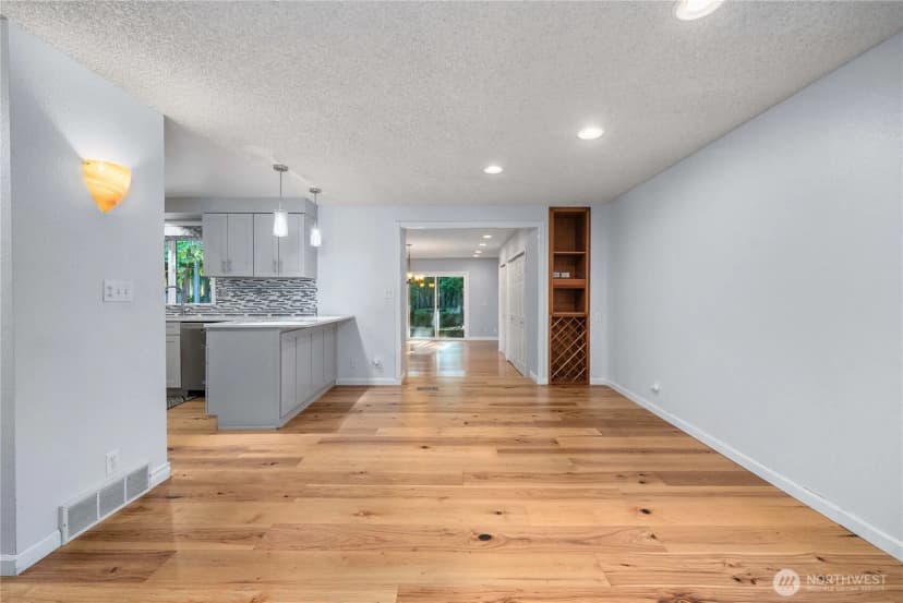 Property photo for 6529 Arrowhead Drive Ne, Kenmore photo 10