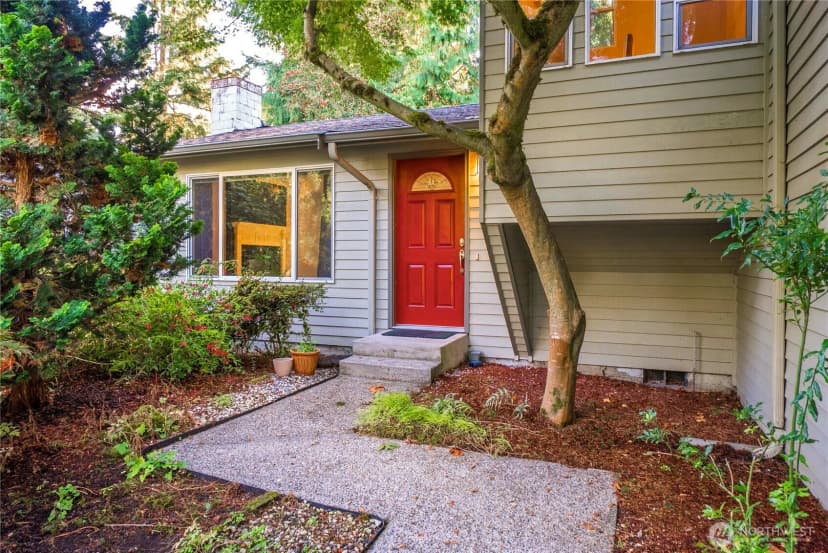 Property photo for 6529 Arrowhead Drive Ne, Kenmore photo 2