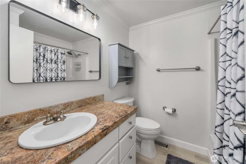 Property photo for 6529 Arrowhead Drive Ne, Kenmore photo 23