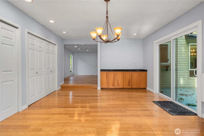 Property photo for 6529 Arrowhead Drive Ne, Kenmore photo 13