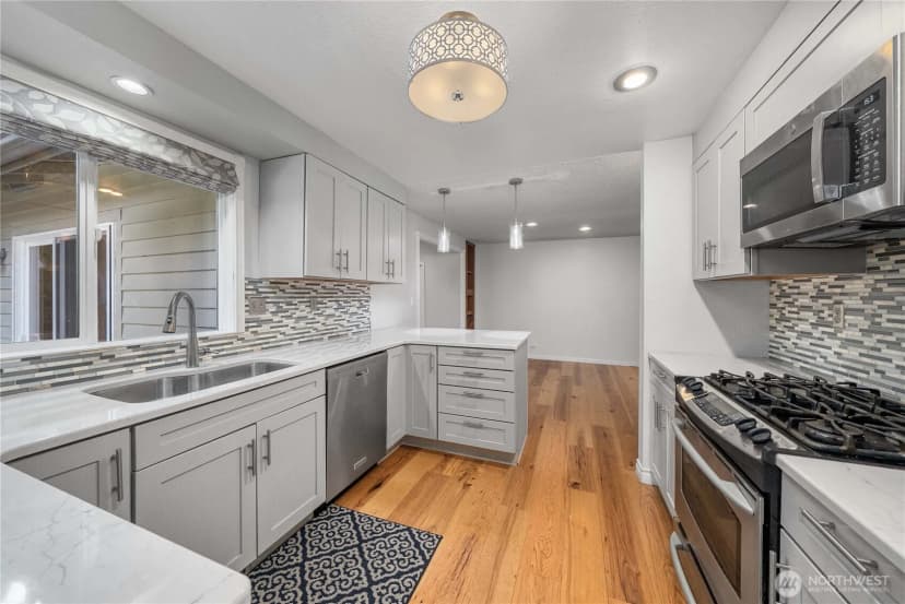 Property photo for 6529 Arrowhead Drive Ne, Kenmore photo 5