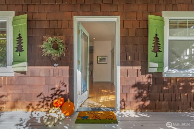Property photo for 636 Janelle Place Nw, Bainbridge Island photo 2