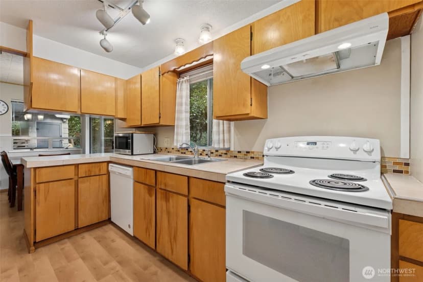Property photo for 16051 21st Avenue Sw, Burien photo 9