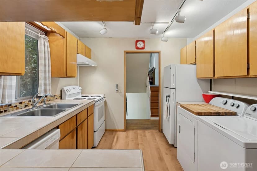 Property photo for 16051 21st Avenue Sw, Burien photo 8