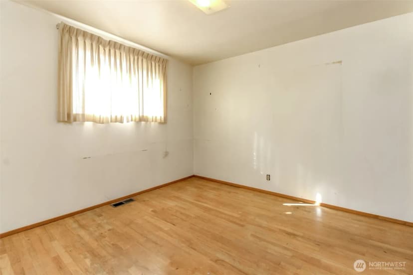 Property photo for 1323 Sw 113th Street, Seattle photo 5