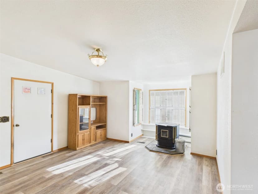 Property photo for 124 W 9th, Republic photo 2