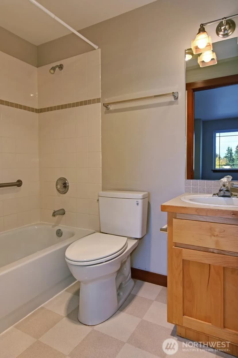Property photo for 12307 B Roosevelt Way Ne #b, Seattle photo 14