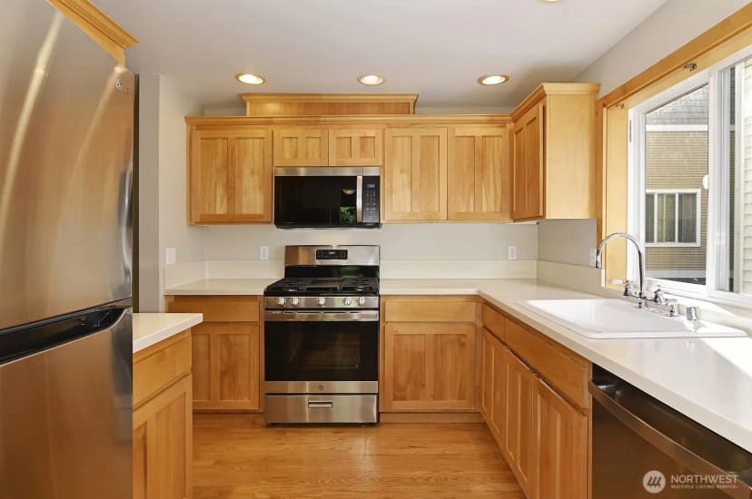 Property photo for 12307 B Roosevelt Way Ne #b, Seattle photo 9
